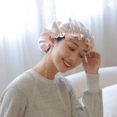 シルクナイトキャップで変わる、夜のヘアケア時間──いろいろ試したいあなたに贈る上質な選択